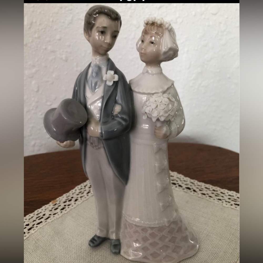 Vintage Lladro porcelain bride/groom 8” tall